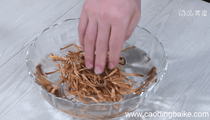 油豆腐黄花菜炒肉的做法，油豆腐黄花菜炒肉怎么做