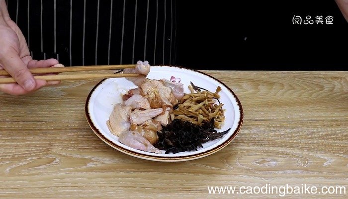 黄花菜木耳蒸鸡怎么做 黄花菜木耳蒸鸡的做法