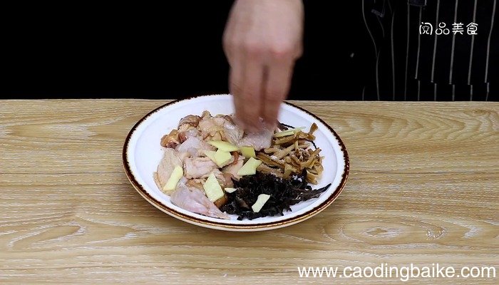 黄花菜木耳蒸鸡怎么做 黄花菜木耳蒸鸡的做法