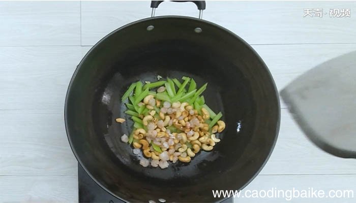西芹腰果炒虾仁的做法 西芹腰果炒虾仁怎么做