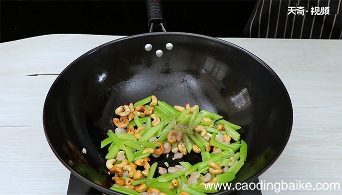 西芹腰果炒虾仁的做法 西芹腰果炒虾仁怎么做