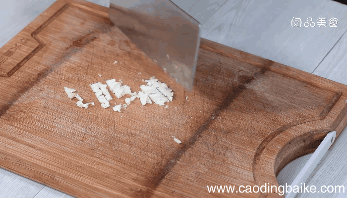 油豆腐炒芹菜的做法，油豆腐炒芹菜怎么做