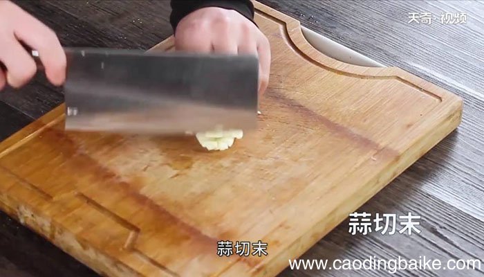 黄花菜炒木耳丝怎么做 黄花菜炒木耳丝