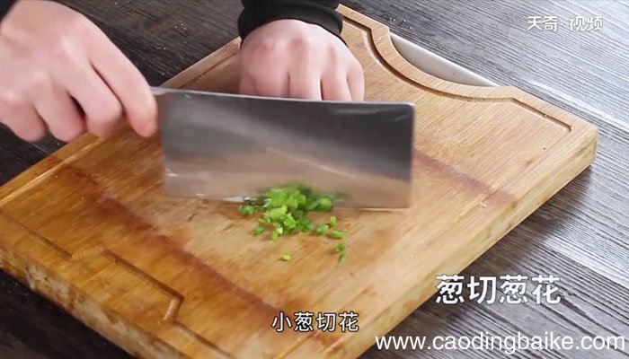 黄花菜炒木耳丝怎么做 黄花菜炒木耳丝