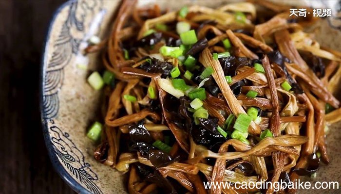 黄花菜炒木耳丝怎么做 黄花菜炒木耳丝
