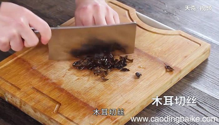 黄花菜炒木耳丝怎么做 黄花菜炒木耳丝