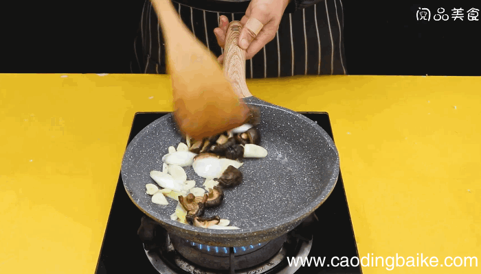 香菇豆腐焖鸡翅的做法，香菇豆腐焖鸡翅怎么做