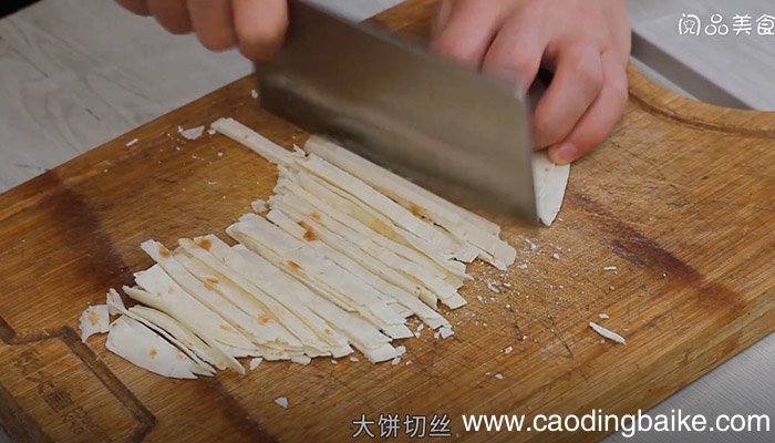 圆白菜焖饼条 圆白菜焖饼条怎么做