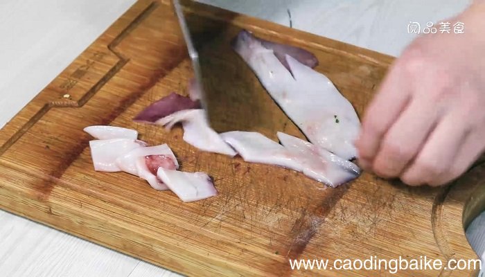 甜椒炒鲜鱿怎么做 甜椒炒鲜鱿的做法