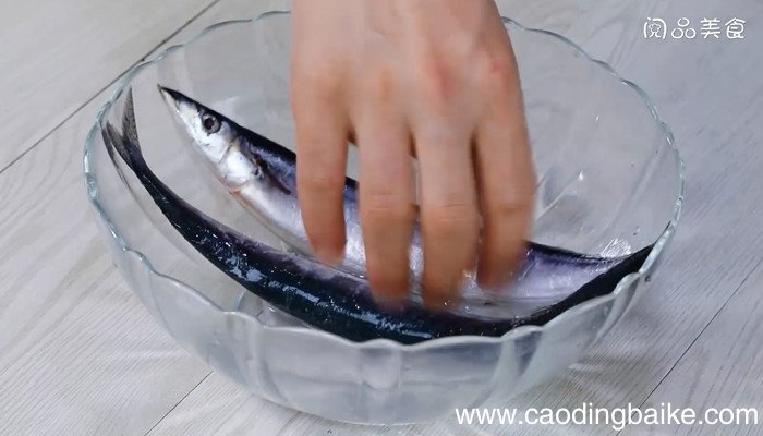 冻烤秋刀鱼怎么做 冻烤秋刀鱼的做法