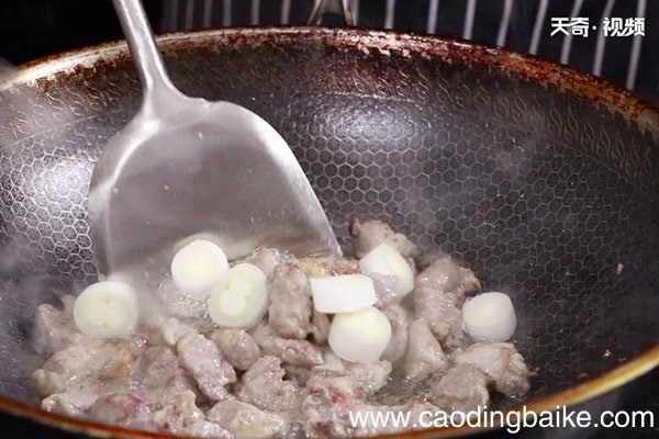 葱爆羊肉丁的做法 羊肉怎么做好吃