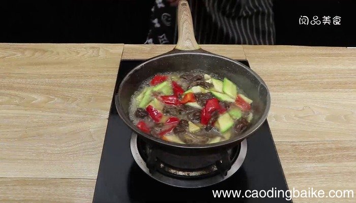 珍珠菇烩西葫芦怎么做 珍珠菇烩西葫芦怎么做好吃