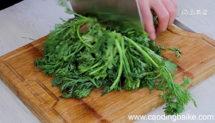 茼蒿菜炒三丁的做法茼蒿菜炒三丁怎么做