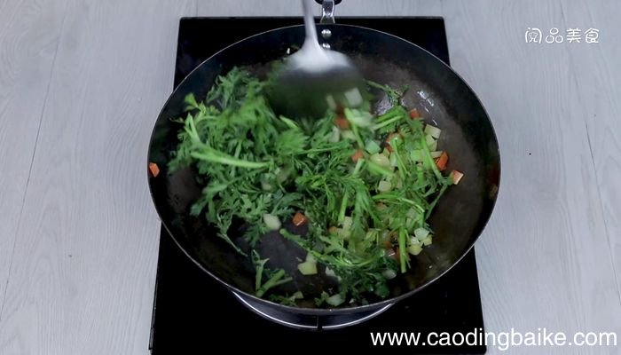 茼蒿菜炒三丁的做法茼蒿菜炒三丁怎么做