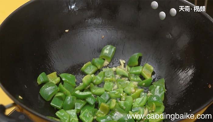 甜椒炒酸菜的做法 甜椒炒酸菜怎么做
