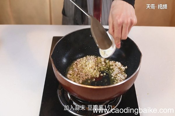 肉酱菠菜的做法