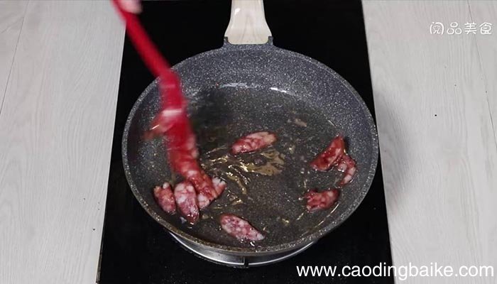腊肠炒鸡腿菇 腊肠炒鸡腿菇的做法