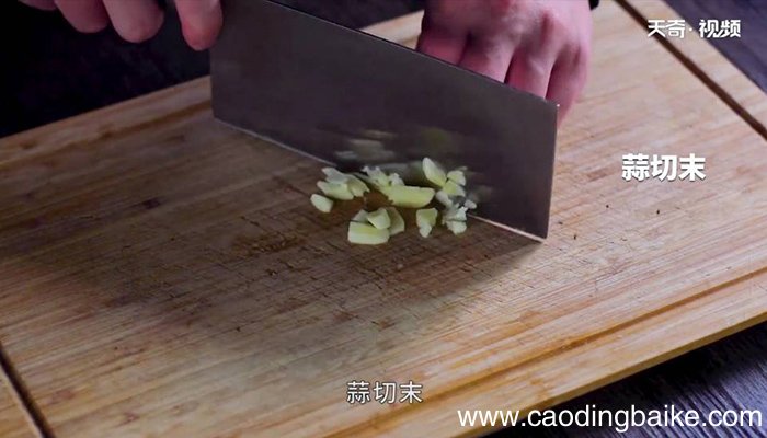 沙茶焖鸡翅怎么做 沙茶焖鸡翅