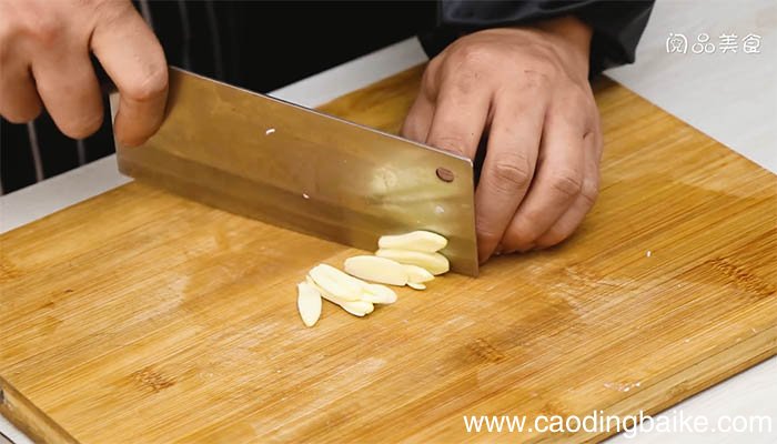 鱿鱼须焖排骨的做法 如何做鱿鱼须焖排骨