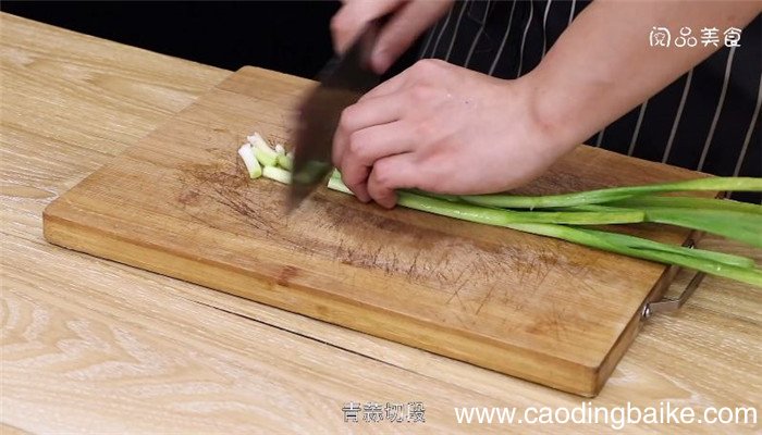 青蒜炒猪血怎么做， 青蒜炒猪血做法是什么