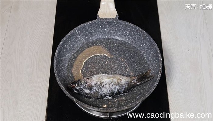 家常鲫鱼怎么做 家常鲫鱼的做法