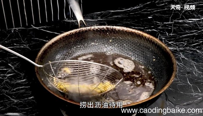 爆金银鱼丁的做法 爆金银鱼丁怎么做