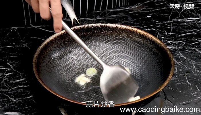爆金银鱼丁的做法 爆金银鱼丁怎么做