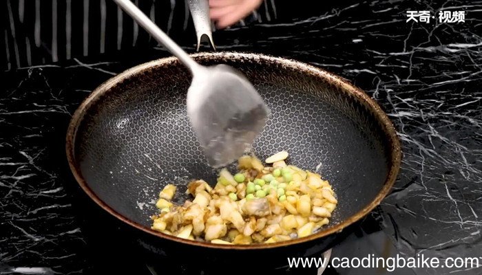 爆金银鱼丁的做法 爆金银鱼丁怎么做