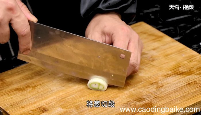 爆金银鱼丁的做法 爆金银鱼丁怎么做